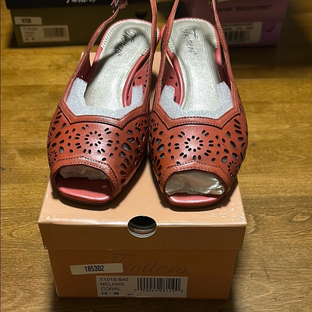 Trotters Melanie Coral Women's Shoes